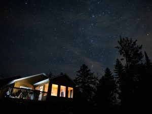 Extérieur des chalets la nuit